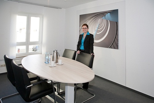 Katrin Rasch-Dumberger im Besprechungsraum der Kanzlei