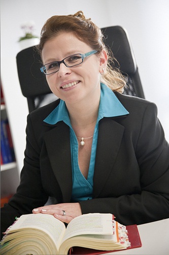 Steuerberaterin Katrin Rasch-Dumberger am Schreibtisch
